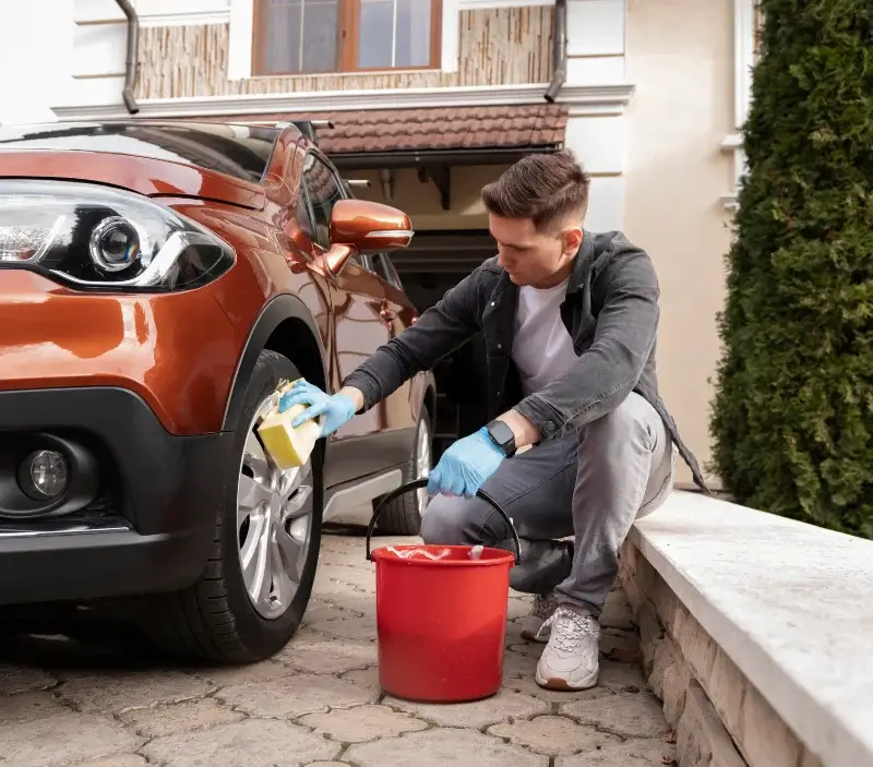 Lavage auto à domicile Sainte-Foy-lès-Lyon : professionnel intervenant sur un véhicule